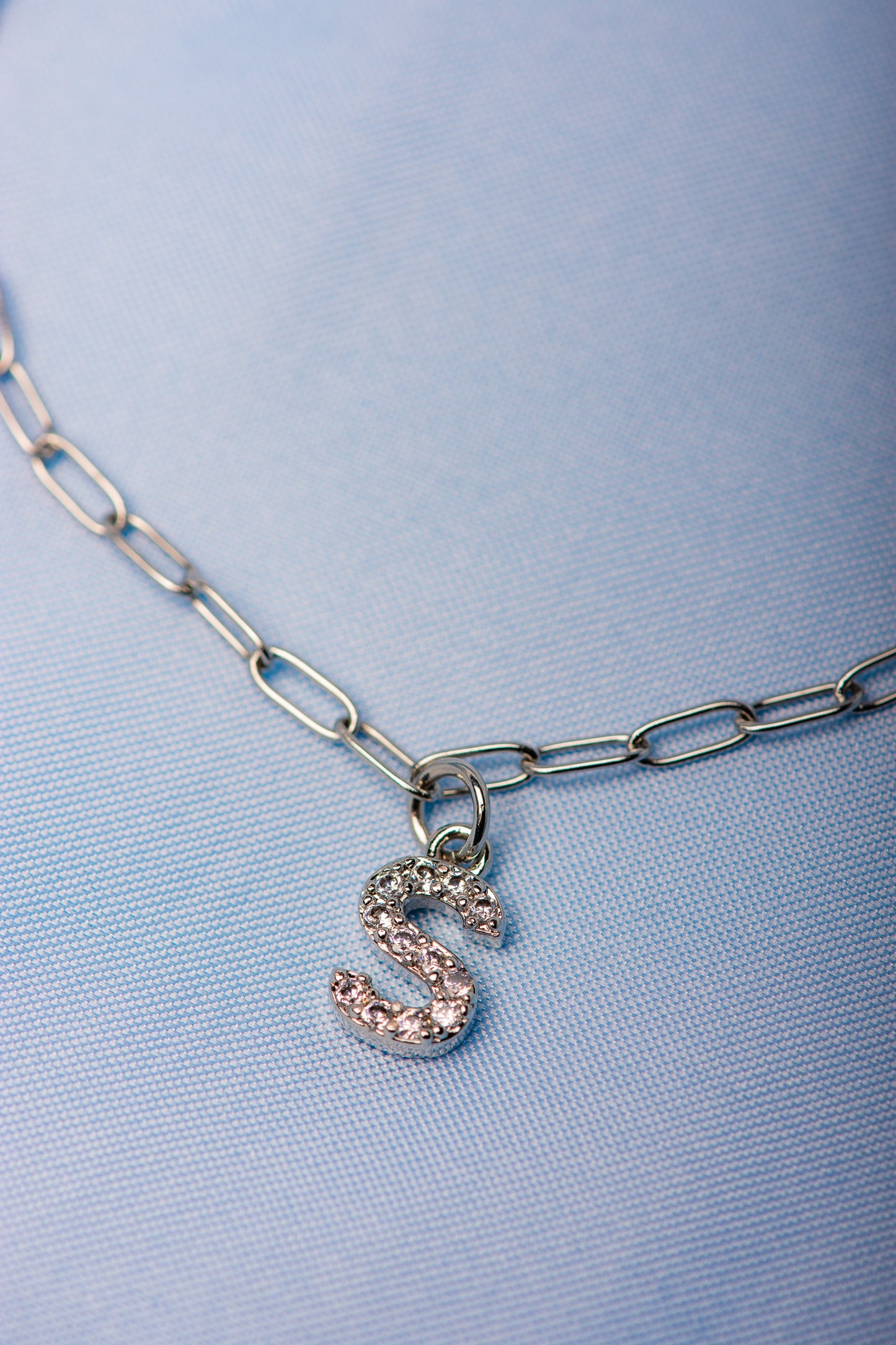 Shiny letter ketting