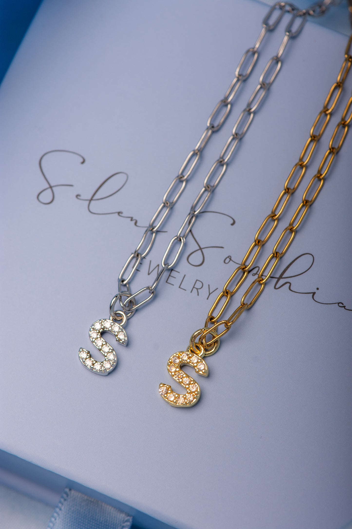 Shiny letter ketting